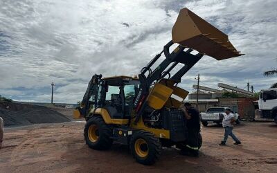 Imagem da notícia Cassilândia reforça frota com nova retroescavadeira para serviços de infraestrutura